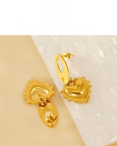 Détail de boucles d'oreilles cœur plaquées or 18 carats avec clou ovale et pendentif