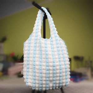 Sac fourre-tout à rayures bleues et blanches avec texture gaufrée à bulles élastiques