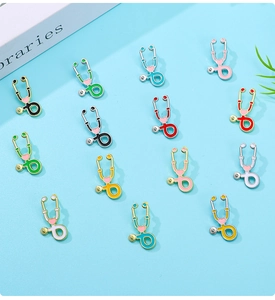 Détail de broches stéthoscope en émail avec cœur rose en plusieurs couleurs variées