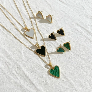 Parure collier et boucles d'oreilles cœur vert malachite avec bordure dorée élégante