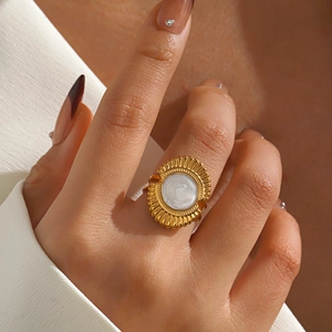 Bague ronde géométrique dorée de style vintage avec finition perle blanche