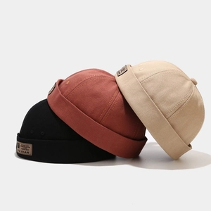 Trois bonnets docker vintage en toile noire, rouge rouille et beige avec étiquette F