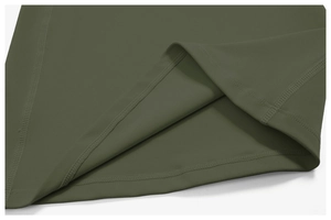 Vue détaillée du pantalon évasé vert militaire avec coutures à double aiguille