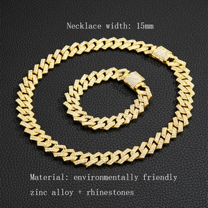 Détail de l'ensemble collier et bracelet gourmette dorés 15mm sertis de strass brillants