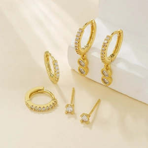 Ensemble de boucles d'oreilles créoles dorées avec zircons sur supports d'art