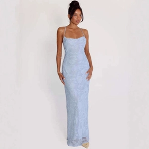 Robe longue élégante en jacquard bleu clair avec fines bretelles et coupe ajustée
