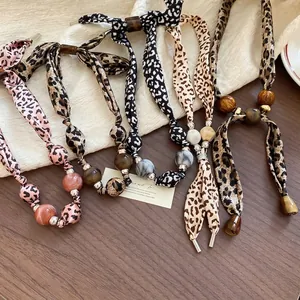 Collier noeud en tissu imprimé léopard style ethnique rétro avec perles en résine marbrée
