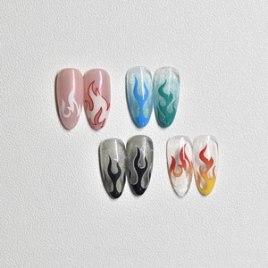 Japanische selbstklebende Nagelsticker mit bunten Flammenmustern in vier verschiedenen Designs