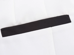 Détail du tissu blanc et de la bordure contrastée noire sur cet ensemble deux pièces