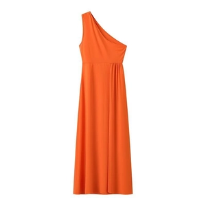 Détail d'une élégante robe longue orange à épaule dénudée avec taille froncée