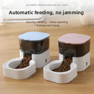Détail de la gamelle automatique avec système par gravité et sortie anti-blocage des croquettes