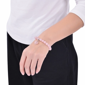 Bracelet en perles de cristal rose naturel avec pendentif cœur au poignet
