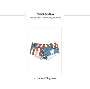 Dettaglio di pantaloncini denim a vita bassa con bandiera americana e bordi sfilacciati