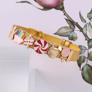 Goldenes Mesh-Armband mit bunten Regenbogen- und Süßigkeiten-Anhängern auf weißem Ständer