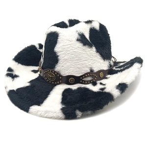 Detailansicht vom Kuhfell-Cowboyhut mit Nietenlederband und metallischem Stierkopf-Emblem