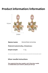 Gros plan sur les boucles d'oreilles fleurs en cristal de 4,1x2,4 cm avec pierres violettes