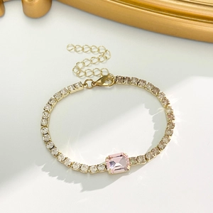 Tennisarmband mit Goldfinish, weißen Strasssteinen und rosa rechteckigem Kristallzentrum
