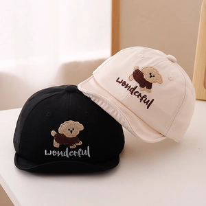 Détail de casquettes souples pour bébé avec broderie de chien et texte wonderful