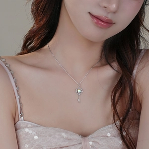 Elegant S925 Sterling Silver Heart Key Pendant Necklace For Women Classic Zirconia Inlaid Clavicle Chain Jewelry Gift