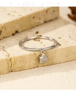 Detailansicht eines S925 Silber Sternanhänger-Rings mit Zirkon auf Steinhintergrund