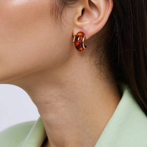 Retro amber resin C-shaped titanium steel hoop earrings for women in golden finish