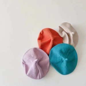 Bérets en tricot pour bébé en lavande, orange, bleu sarcelle et beige à plat