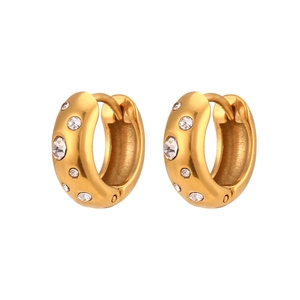 Boucles d'oreilles créoles dorées polies avec incrustations de zircones étincelantes