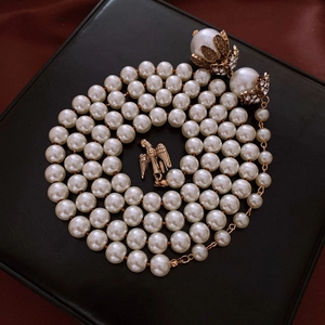 Collana di perle vintage multistrato con ciondolo aquila dorata e accenti floreali