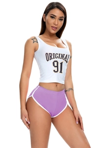 Detail der lila Sportshorts mit Seitenschlitzen und weißem Crop-Top mit Aufdruck