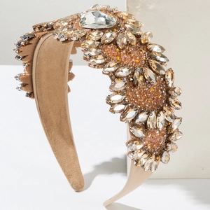 Vue détaillée du serre-tête baroque orné de cristaux champagne et de strass brillants