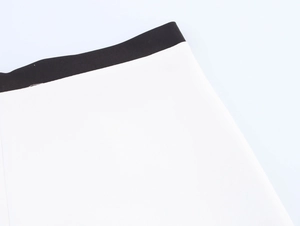 Détail de la taille haute contrastée noire et blanche sur le short de costume élégant