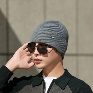 Bonnet en maille gris foncé pour homme avec logo NY&JA et texture côtelée chaude