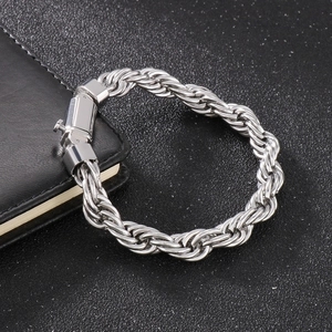 Dettaglio del bracciale a corda intrecciata in acciaio inossidabile con chiusura a scatola