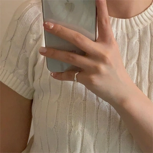 Minimalist S925 sterling silver wavy ring worn on index finger in a mirror selfie