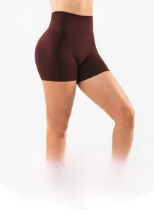 Vue latérale d'un short de yoga sans couture à taille haute marron avec gainage du ventre