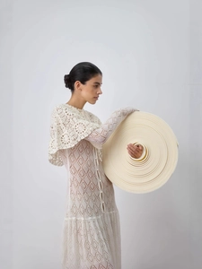 Vue latérale artistique de la robe longue en dentelle blanche avec col en V et manches mesh