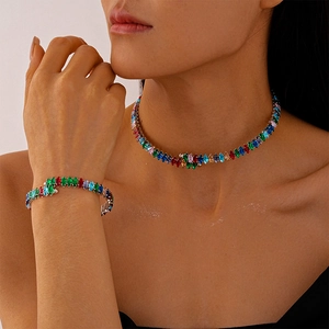 Détail du parure de bijoux avec collier et bracelet en zircons colorés taille marquise