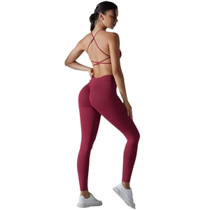 Set sportivo senza cuciture con reggiseno incrociato e leggings yoga a vita alta rosso