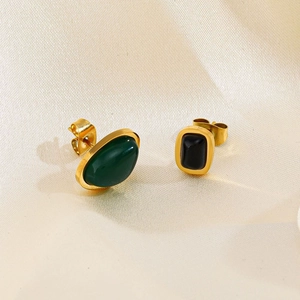 Boucles d'oreilles géométriques asymétriques en acier plaqué or 18K avec pierres vert et noir