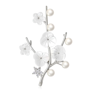 Broche élégante jasmin d'hiver argentée avec perles blanches et pétales en zircon
