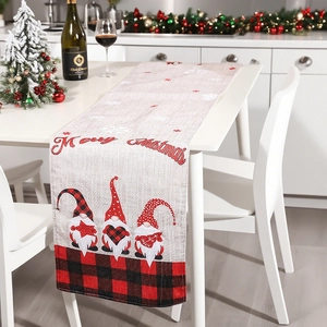 Runner da tavola natalizio con gnomi e bordo a quadri per decorazioni festose in casa