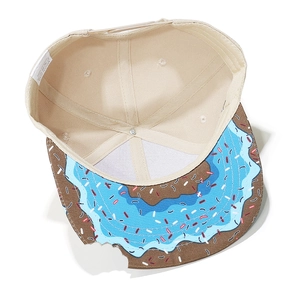 Détail d'une casquette hip-hop avec motif donut et bord incurvé à encoche originale