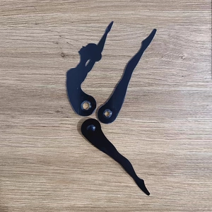 Détail des aiguilles d'horloge créatives en silhouette de danseur noir sur bois