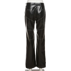 Vista trasera detallada de pantalones de PU negro con costuras blancas en contraste