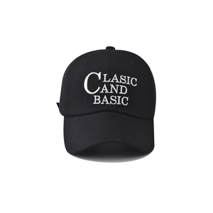 Detailansicht einer klassischen schwarzen Baseballkappe mit weißem Stickereitext