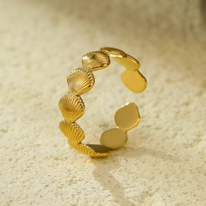 Bague ouverte en acier titane plaqué or 18K avec un design élégant de chaîne en coquillage