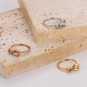 Infinity-Ringe aus 18k vergoldetem Edelstahl mit Zirkonia-Akzenten in drei Farben