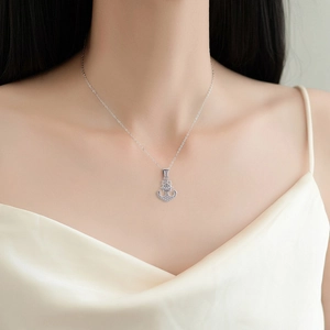 Collana con ciondolo ancora e timone in acciaio inossidabile argento indossata da una modella
