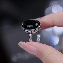 Macro di anello retrò in argento S925 con grande agata nera ovale e motivi incisi