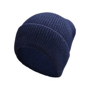 Dettaglio del berretto in maglia a coste blu scuro con un ampio bordo risvoltato